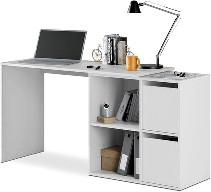 Scrivania bianca reversibile con laptop, lampada e accessori da ufficio. Design compatto con vani portaoggetti per organizzazione ottimale.