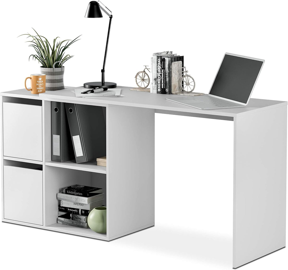 Scrittoio bianco opaco con vani portaoggetti e cassetti, decorato con libri, piante e laptop. Ideale per ufficio o studio domestico.
