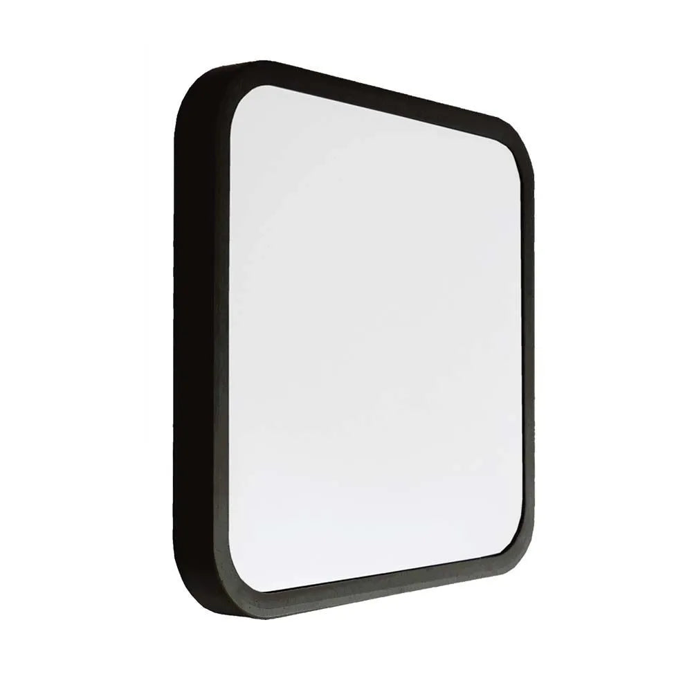 Illuminazione a soffitto con plafoniera LED quadrata nera installata in soggiorno, luce bianca calda e design minimalista