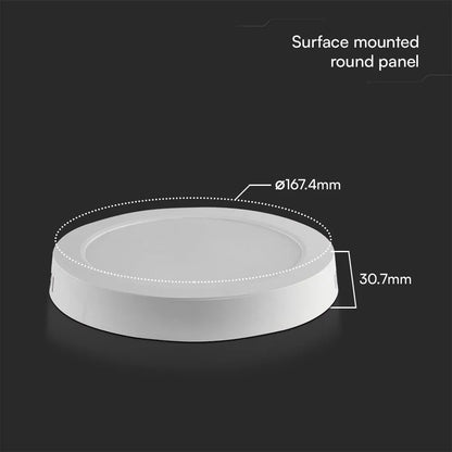 Ambientazione con plafoniera LED bianca rotonda installata sul soffitto di un soggiorno moderno, luce uniforme e diffusa, SKU: 78751