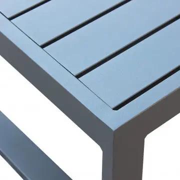 Dettaglio della superficie a doghe del Tavolino Cuba 45 x 45 in alluminio verniciato grigio scuro, con finitura resistente agli agenti atmosferici.