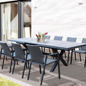 Set da giardino con poltrone Djerba in alluminio antracite e textilene imbottito attorno a un tavolo moderno su terrazza esterna.