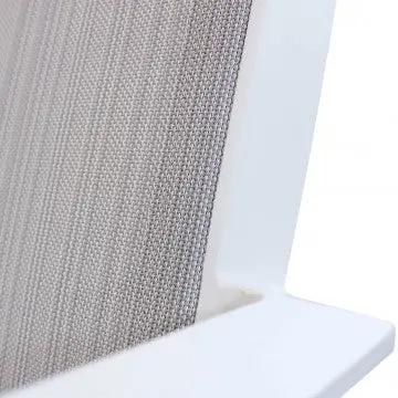 Dettaglio del textilene bianco della poltrona Zante impilabile, evidenziando la qualità e la resistenza dei materiali.