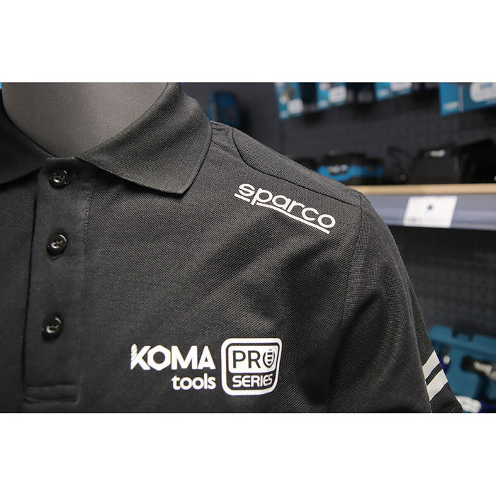 Primo piano logo Koma Tools su polo