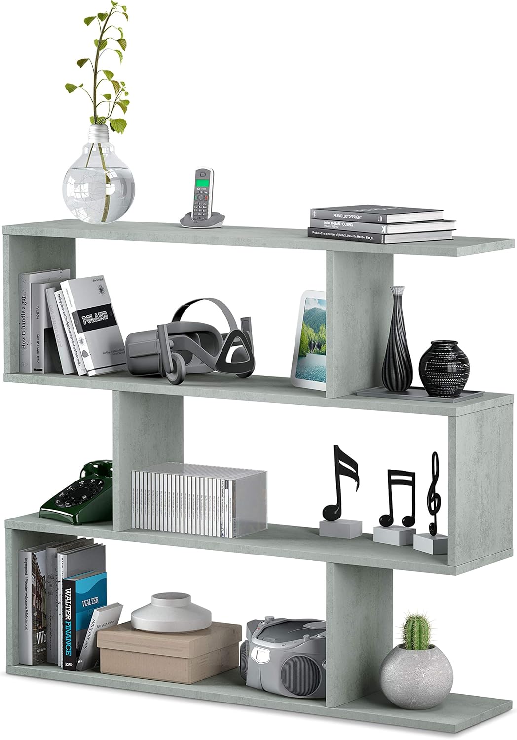 Libreria alta Athena a zig zag colore cemento con design moderno, decorata con libri, vasi e oggetti decorativi, ideale per soggiorno.