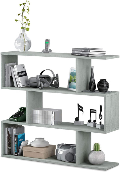 Libreria alta Athena a zig zag colore cemento con design moderno, decorata con libri, vasi e oggetti decorativi, ideale per soggiorno.