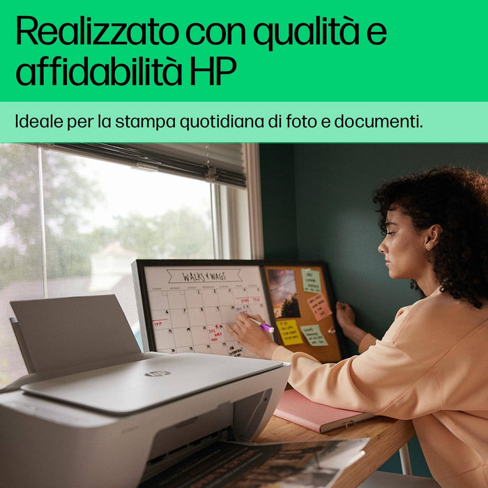 Stampante HP DeskJet 2820e in uso su una scrivania, perfetta per la stampa quotidiana di foto e documenti.