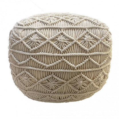 Pouf quadrato in cotone bianco con dettagli di nappe e nodi decorativi, ideale per arredo esterno o interno, dimensioni 45x45x45cm.