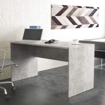 Scrivania in truciolare bilaminato grigio effetto cemento 138,5x68x75 cm