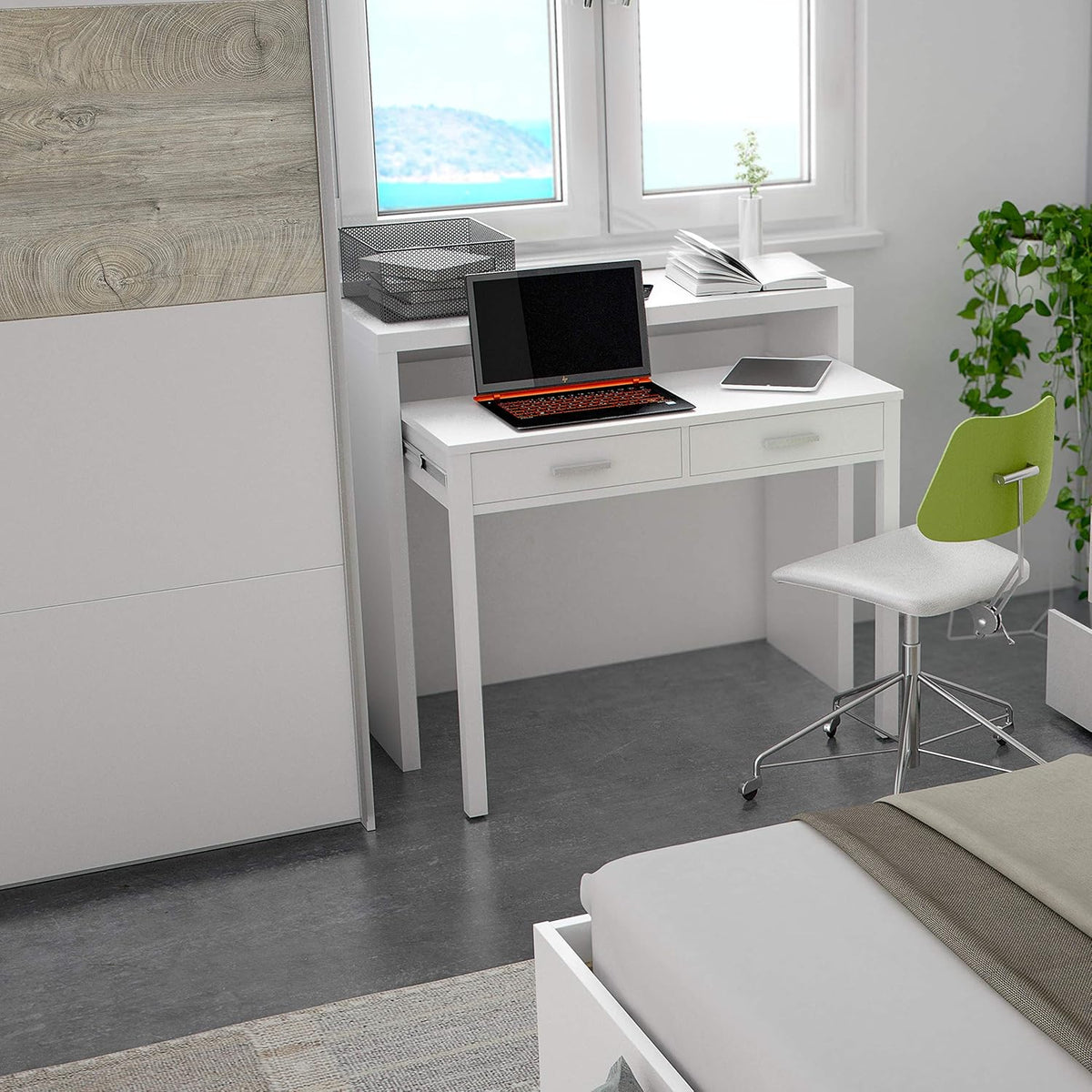 Angolo studio con scrivania bianca accanto all'armadio Bianco Artik e Rovere Alaska, perfetto per ambienti multifunzionali.