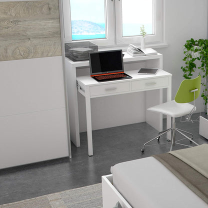 Angolo studio con scrivania bianca accanto all'armadio Bianco Artik e Rovere Alaska, perfetto per ambienti multifunzionali.