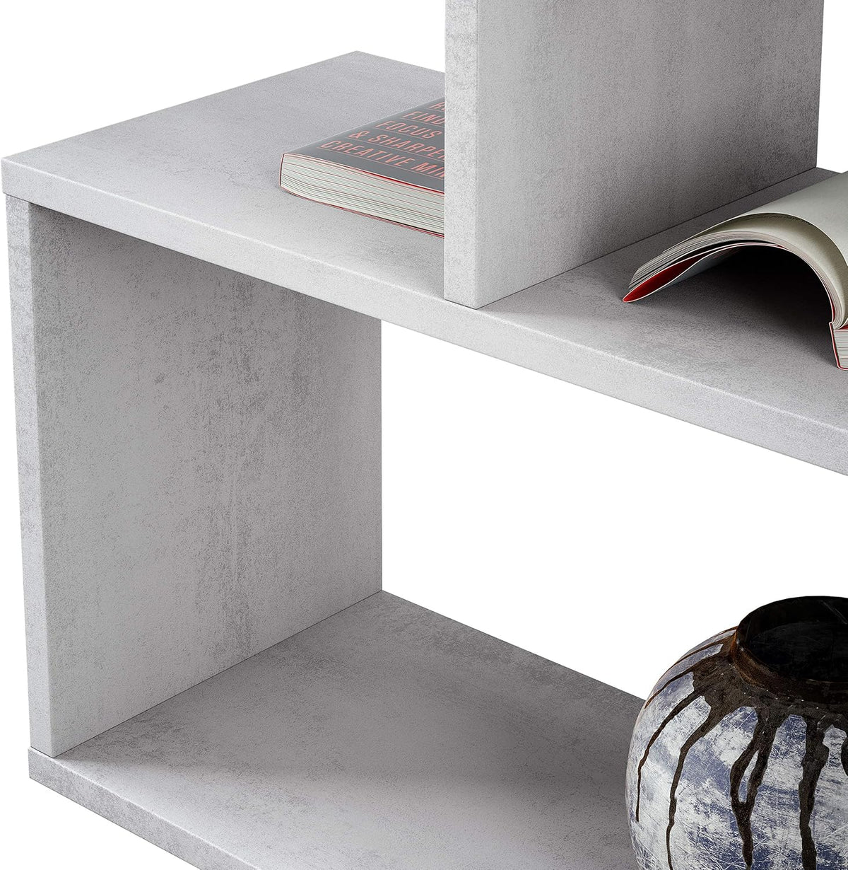 Dettaglio della libreria alta Athena a zig zag colore cemento, con ripiani robusti e finitura moderna per un tocco elegante.