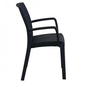 Vista laterale della Poltrona Indiana nera in wicker con struttura plastica stampata. Design elegante e confortevole.