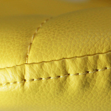Sedia con struttura metallo, seduta ecopelle gialla e gambe in legno