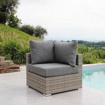 Poltrona angolare Copacabana in alluminio e wicker grigio con cuscini UV, perfetta per arredare spazi outdoor moderni e raffinati.