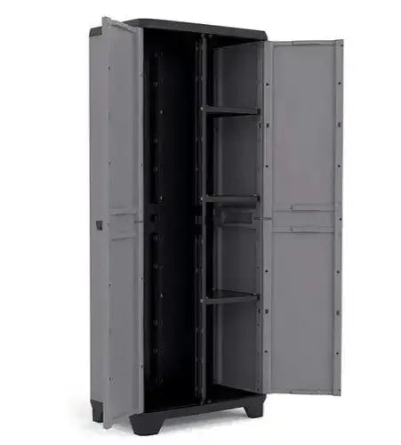 Armadio portascope Stilo Cabinet Utility in resina, 68x39x173 cm, con vano portascope e ripiani regolabili, porte aperte.