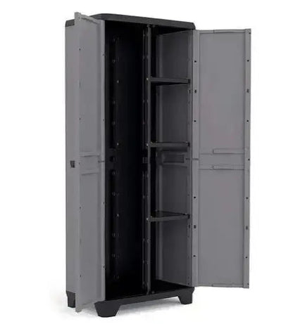 Armadio portascope Stilo Cabinet Utility in resina, 68x39x173 cm, con vano portascope e ripiani regolabili, porte aperte.