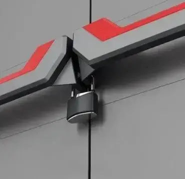 Dettaglio dell'armadio portascope Stilo Cabinet Utility con predisposizione per lucchetto e maniglie soft-touch.