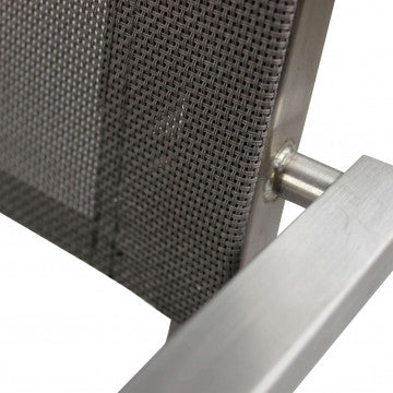 Dettaglio del textilene grigio e struttura in acciaio inox della Poltrona Florida, materiali resistenti per uso esterno prolungato.