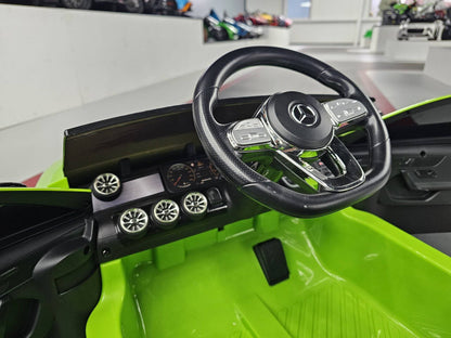 Auto elettrica per bambini Mercedes CLA 45 verde con volante nero e dettagli cromati, sedile in similpelle nera, perfetta per divertimento