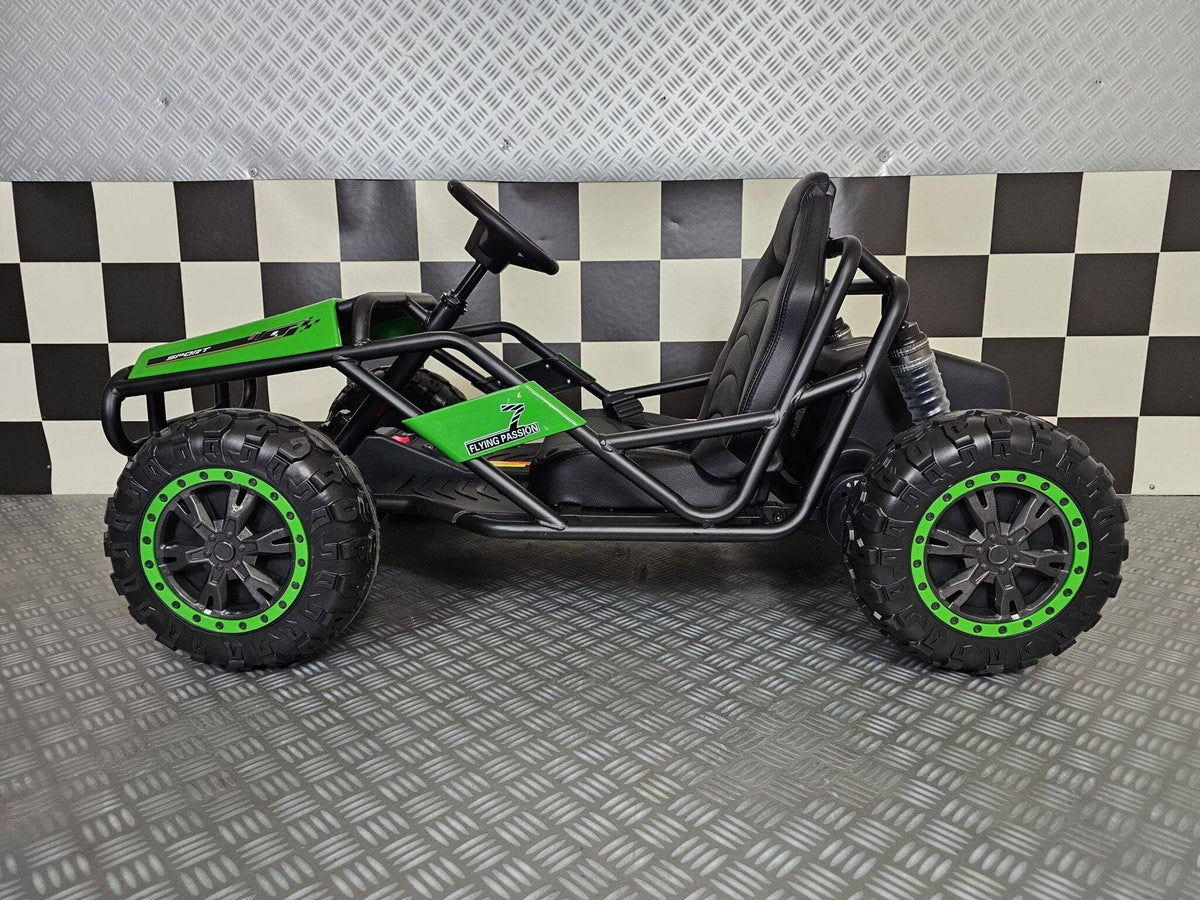 Prospettiva posteriore di un'auto elettrica per bambini con carrozzeria verde, sedile nero e ruote robuste, ideale per avventure all'aperto.