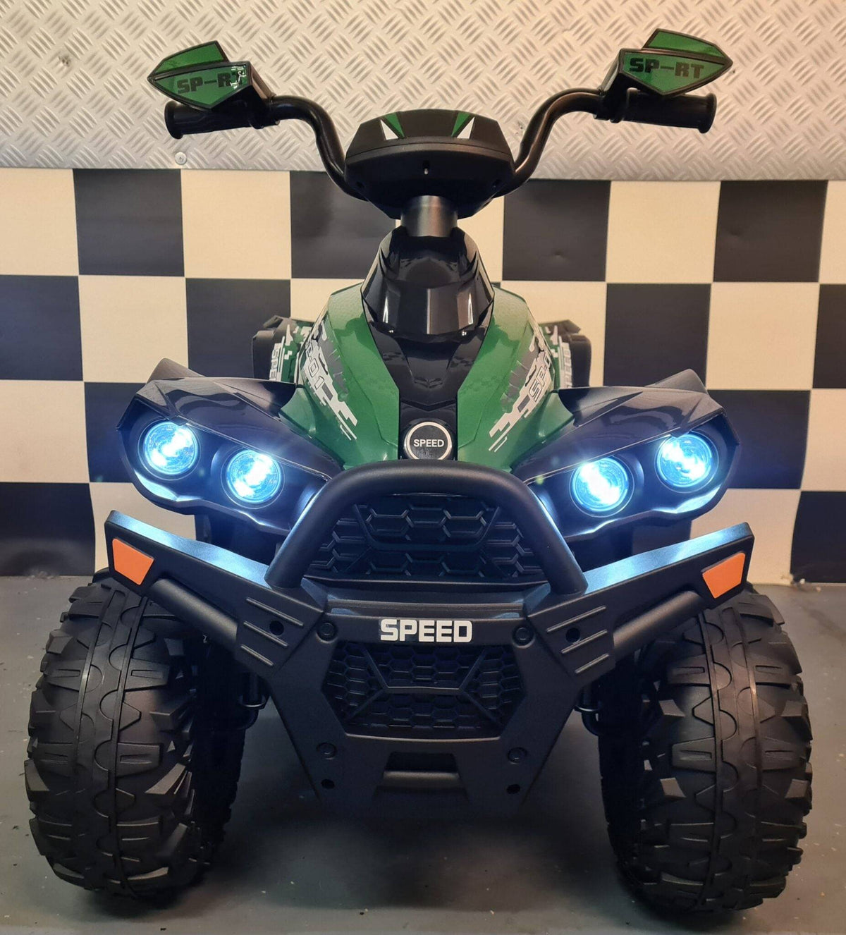 Quad elettrico per bambini con carrozzeria verde, dettagli grafici pixelati, luci posteriori rosse e pneumatici grandi con battistrada robusto.