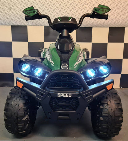 Quad elettrico per bambini con carrozzeria verde, dettagli grafici pixelati, luci posteriori rosse e pneumatici grandi con battistrada robusto.