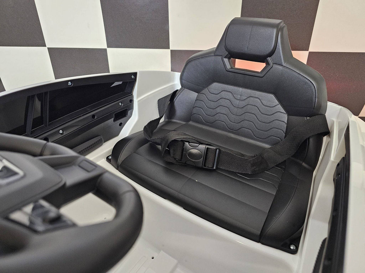 Sedile dell'auto elettrica per bambini Audi E-Tron, in plastica nera con supporto ergonomico e cinturino di sicurezza, dettagli di comfort