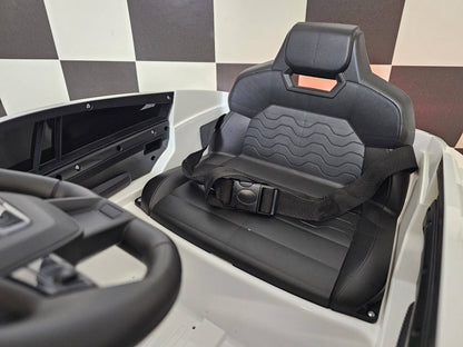 Sedile dell'auto elettrica per bambini Audi E-Tron, in plastica nera con supporto ergonomico e cinturino di sicurezza, dettagli di comfort