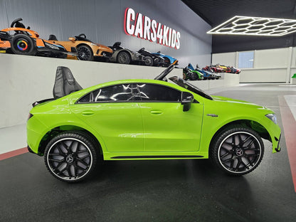 Interno dell'auto elettrica per bambini Mercedes CLA 45 verde con volante, pannello di controllo e sedile in pelle, dettagli realistici