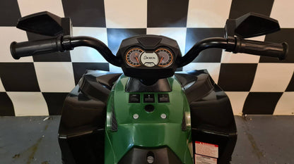 Vista frontale del quadro con manubrio digitale, strumenti di controllo e dettagli di design sportivo, colore verde e nero.