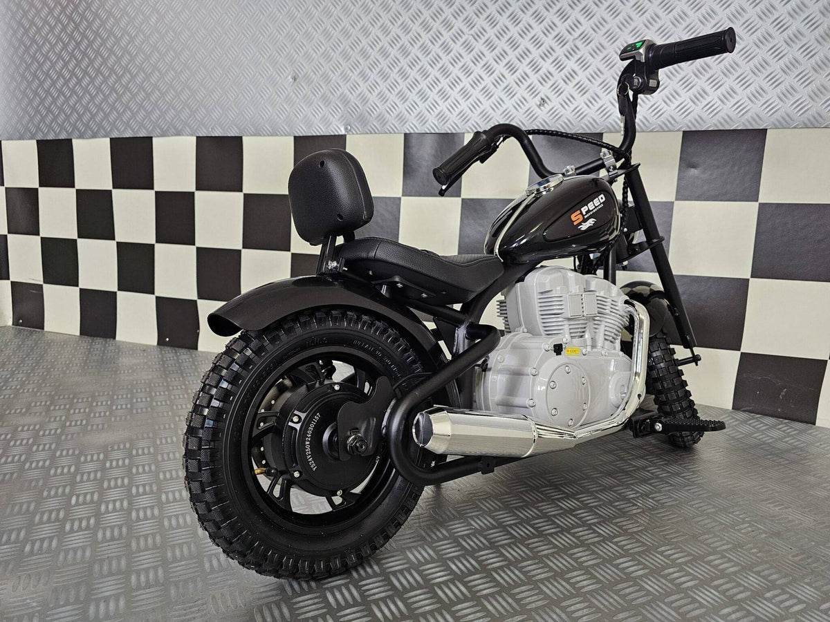 Moto elettrica per bambini modello chopper nero con dettagli in plastica e pneumatici robusti, ideale per giochi all'aperto, SKU: c4k9902