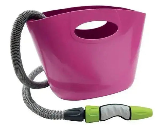 Kit Irrigazione Estensibile Aquapop 20mt in Vari Colori con tubo grigio e contenitore rosa, ideale per un'irrigazione personalizzabile.