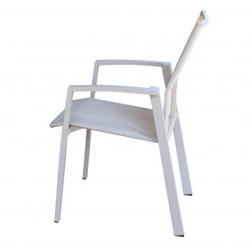 Vista laterale della poltrona Maili beige con struttura in alluminio bianco, perfetta per spazi esterni eleganti.
