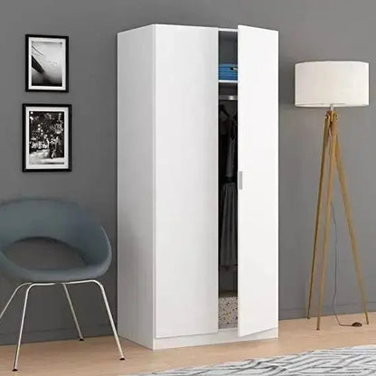 Armadio Oz a due ante in bianco opaco inserito in un ambiente moderno con parete grigia, lampada e sedia. Soluzione elegante e pratica per la casa.