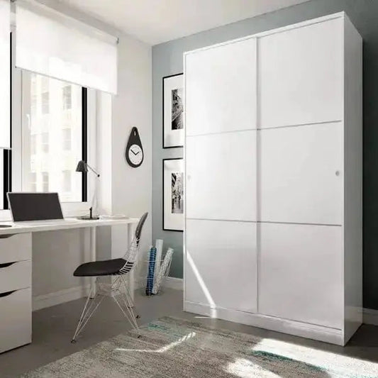 Armadio scorrevole bianco 120x50x200h in un ambiente moderno. Finitura lucida, 2 ante e 5 ripiani per un'organizzazione elegante.
