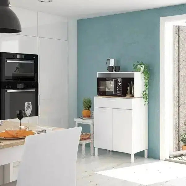 Armadio da cucina bianco Canadian con 2 ante, 1 cassetto e ripiano fisso, posizionato in una cucina moderna con parete azzurra.