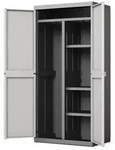 Armadio in resina con vano portascope integrato e ripiani regolabili, struttura resistente in bitono grigio, porte aperte.
