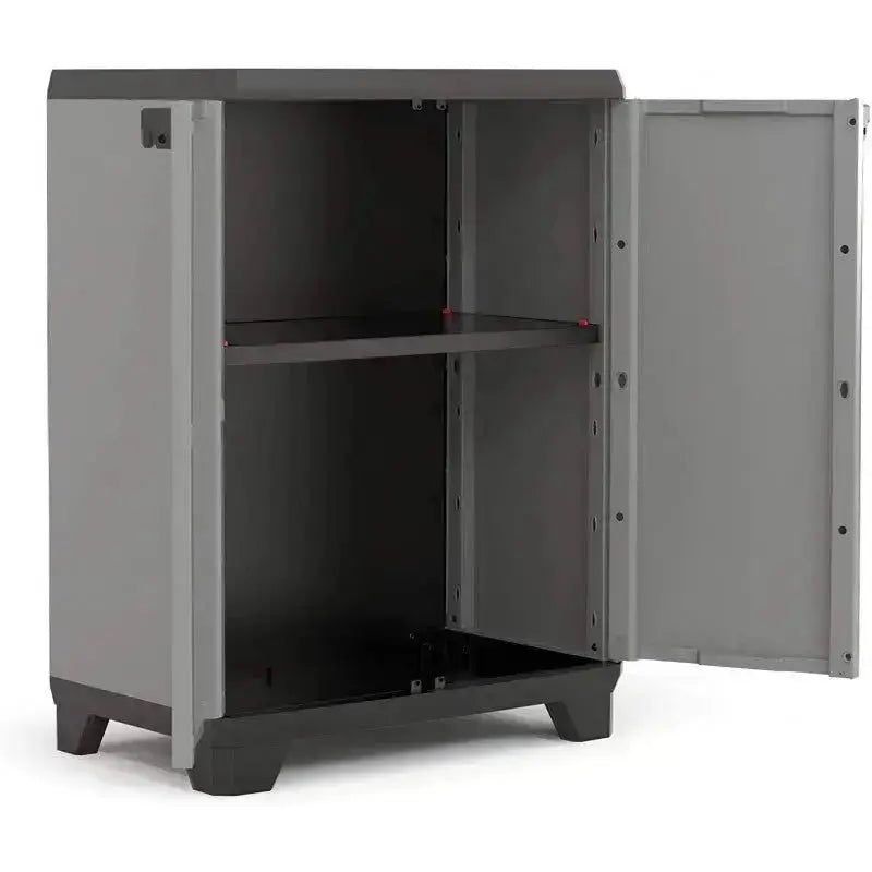 Stilo Cabinet Low in resina grigio scuro con porta aperta, ripiani regolabili e base rialzata, dimensioni 90x68x39 cm.