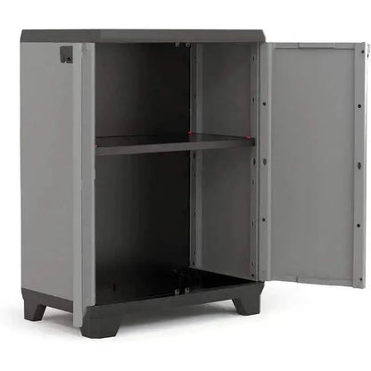 Stilo Cabinet Low in resina grigio scuro con porta aperta, ripiani regolabili e base rialzata, dimensioni 90x68x39 cm.
