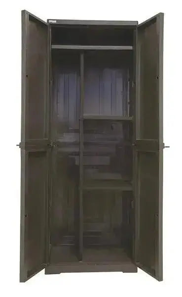 Interno dell'armadio portascope in rattan marrone con 3 ripiani regolabili e spazio verticale, perfetto per riporre utensili e accessori.