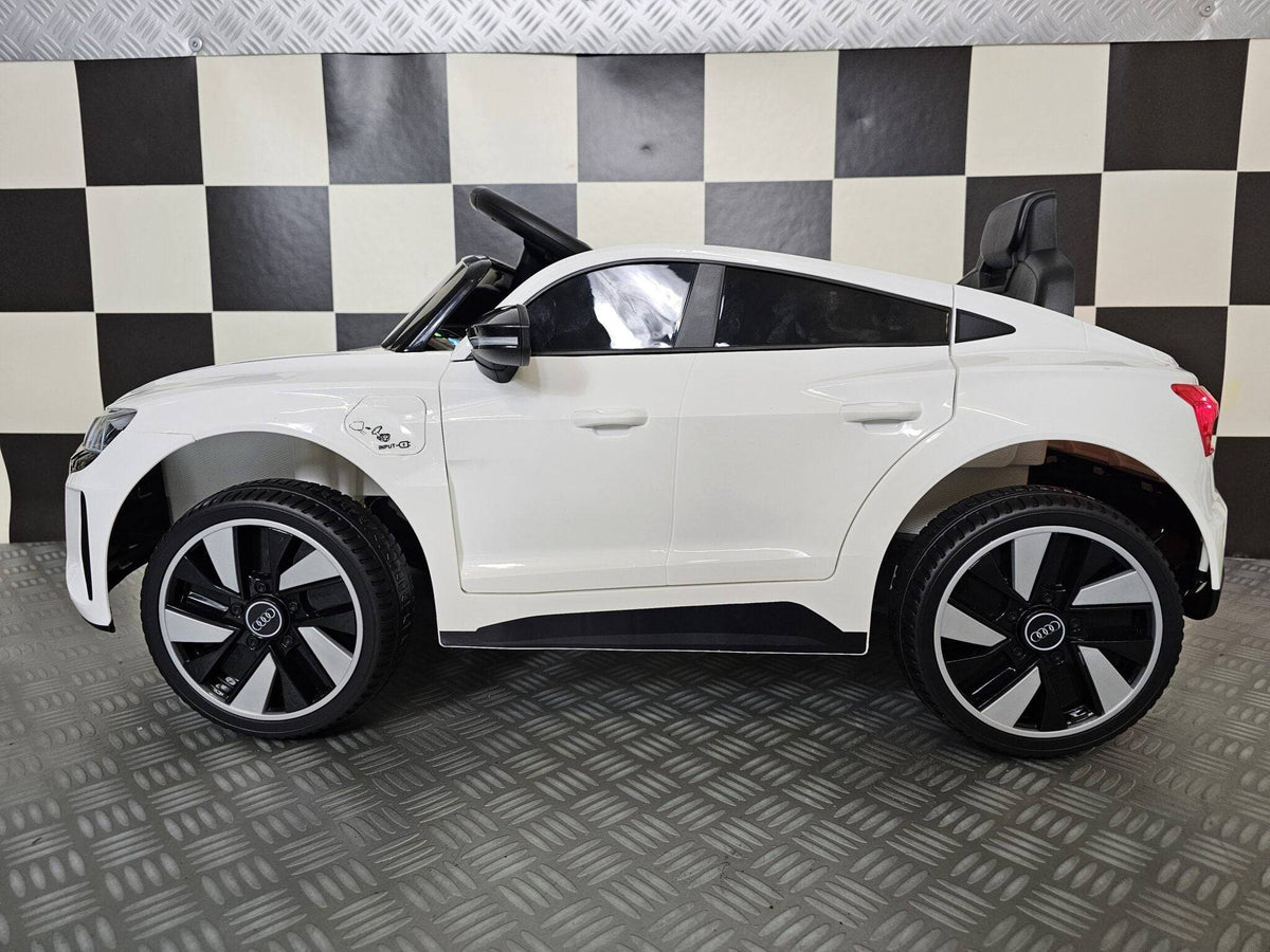 Interno dell'auto per bambini Audi E-Tron con volante, pannello di controllo, sedile nero e dettagli realistici, dimensioni compatte