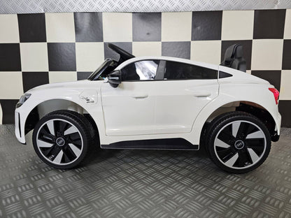 Interno dell'auto per bambini Audi E-Tron con volante, pannello di controllo, sedile nero e dettagli realistici, dimensioni compatte