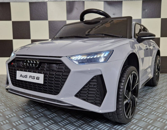 Auto elettrica per bambini Audi RS 6 in grigio Nardo, con dettagli realistici, luci LED, portiere apribili e design sportivo, perfetta per divertimento