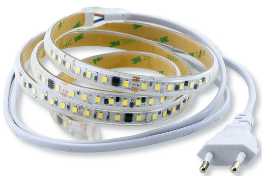 Strip LED 1 metro IP65 230V, 6W luce naturale 4000K, tagliabile con spina e adesivo 3M, ideale per ambienti domestici e giardini.