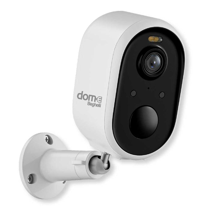 Dettaglio della telecamera WiFi outdoor 3MP con corpo bianco, obiettivo, sensori e supporto di montaggio, visibile da vicino