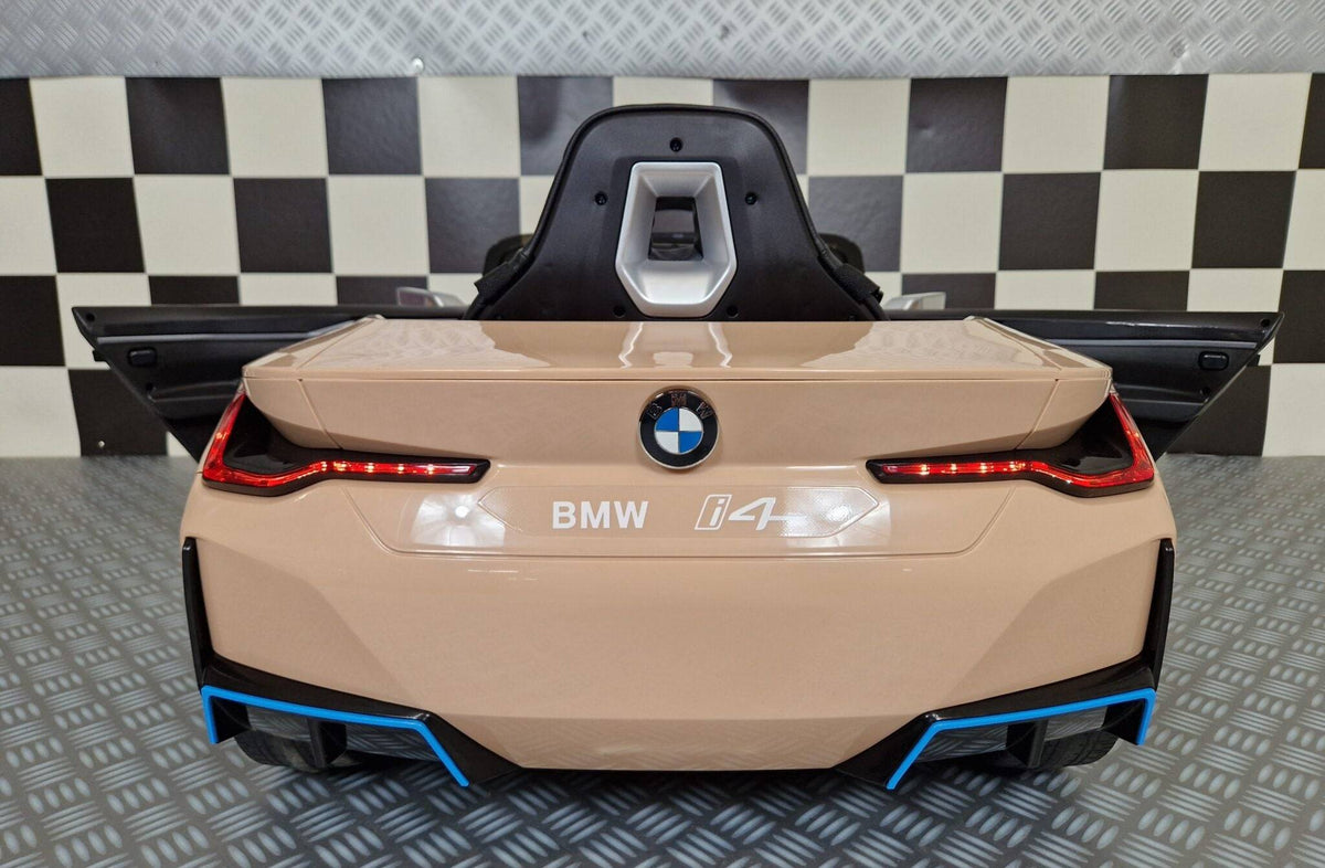 Auto elettrica per bambini BMW i4 colore champagne, con volante, display digitale e dettagli realistici, ideale per giochi all'aperto