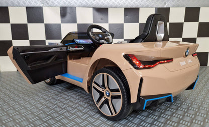 Interno dell'auto elettrica per bambini BMW i4 con volante, pannello di controllo e sedile in nero, design realistico
