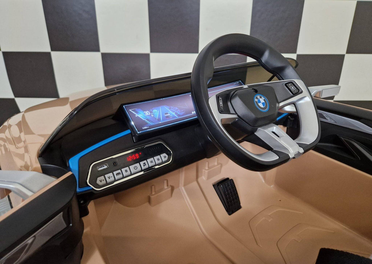 Interno del cruscotto dell'auto elettrica per bambini BMW i4, con display digitale e pannello di controllo, in colore champagne