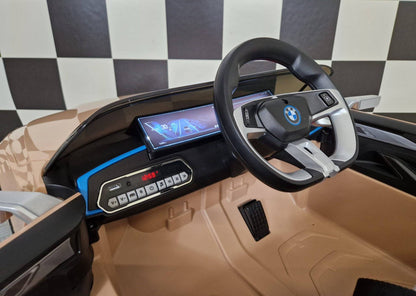 Interno del cruscotto dell'auto elettrica per bambini BMW i4, con display digitale e pannello di controllo, in colore champagne